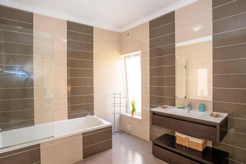 Luxuryvilla With Private Heated Pool And Spa 7P Quarteira Exteriér fotografie